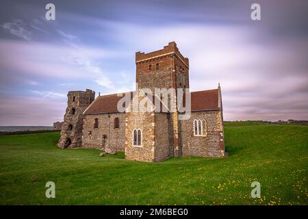 Douvres - 04 juin 2022 : ancienne église du puissant château de Douvres dans le Kent, Angleterre. Banque D'Images