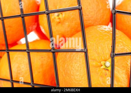 Plusieurs tangerines douces organiques dans un panier, macro, isolé sur fond blanc. Banque D'Images