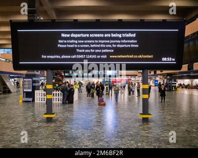 De nouveaux écrans électroniques de départ sont mis à l'essai à la gare d'Euston, Londres, Royaume-Uni, janvier 2023. Banque D'Images