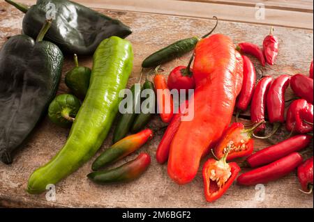 Assortiment de poivrons fraîchement cueillis colorés Banque D'Images