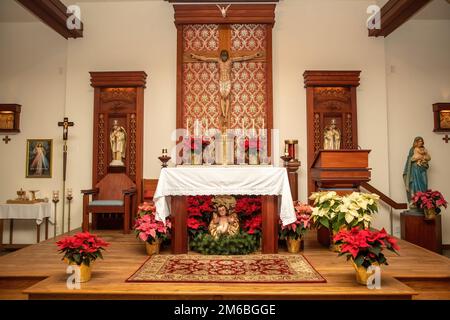 Sanctuaire de Saint Joseph's Catholic Church décoré pour Noël avec des poinsettias et le bébé Jésus à Taylors Falls, Minnesota États-Unis. Banque D'Images