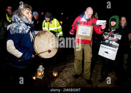 Hooksiel, Allemagne. 03rd janvier 2023. Plusieurs écologistes chantent et tambours dans le port extérieur de Hooksiel, devant le terminal de GNL en mer du Nord. Ils critiquent le rejet de chlore et de brome dans la mer et craignent des dommages causés à la mer des Wadden par les opérations du terminal. Ce matin, un pétrolier avec une cargaison complète de gaz naturel liquéfié est arrivé au terminal de GNL à Wilhelmshaven pour la première fois depuis son ouverture. Credit: Hauke-Christian Dittrich/dpa/Alay Live News Banque D'Images