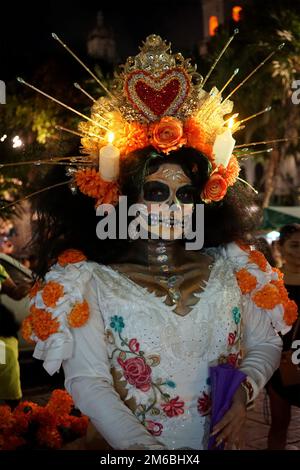 Une femme en costume de Catrina participe à la parade de Catrina de Merida, dans le cadre du Festival de las Ánimas, Mérida, Yucatán, Mexique Banque D'Images