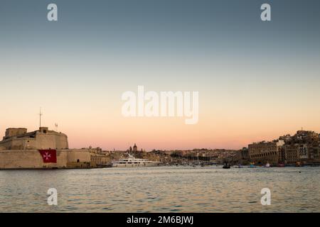 Coucher de soleil sur fort St. Angelo et Super Yacht, Grand Harbour, Birgu, Malte, Europe Banque D'Images
