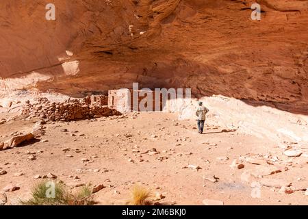 Kiva parfait. Remballage à Grand Gulch et observation des habitations Anasazi et de l'art rupestre Près de Blanding, Utah, États-Unis. Banque D'Images