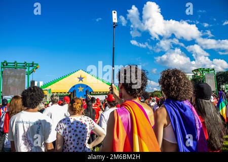 Brasília, DF, Brésil – 01 janvier 2023 : les partisans du président Lula accompagnant le discours d'investiture du président élu. Banque D'Images