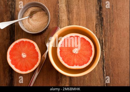 Pamplemousse rose frais en deux avec du sucre Banque D'Images