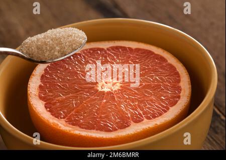 Gros plan de la cuillère avec du sucre et du pamplemousse Banque D'Images