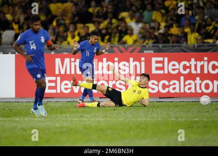 Kuala Lumpur, Malaisie. 03rd janvier 2023. Stuart John Wilkin de Malaisie (R) et Hafiz Nor de Singapour en action pendant le match de la coupe Mitsubishi Electric AFF 2022 entre la Malaisie et Singapour au stade national Bukit Jalil. Le score final; Malaisie 4: Singapour 1 crédit: SOPA Images Limited/Alay Live News Banque D'Images