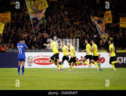 Kuala Lumpur, Malaisie. 03rd janvier 2023. Les joueurs de Malaisie célèbrent après avoir marqué un but lors du match de la coupe Mitsubishi Electric AFF 2022 entre la Malaisie et Singapour au stade national Bukit Jalil. Le score final; Malaisie 4: Singapour 1 crédit: SOPA Images Limited/Alay Live News Banque D'Images