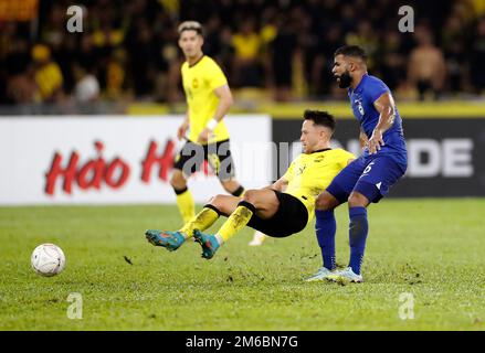 Kuala Lumpur, Malaisie. 03rd janvier 2023. Anumanthan Kumar, de Singapour (R), et Stuart John Wilkin, de Malaisie, en action pendant le match de la coupe Mitsubishi Electric AFF 2022 entre la Malaisie et Singapour au stade national Bukit Jalil. Le score final; Malaisie 4: Singapour 1 crédit: SOPA Images Limited/Alay Live News Banque D'Images