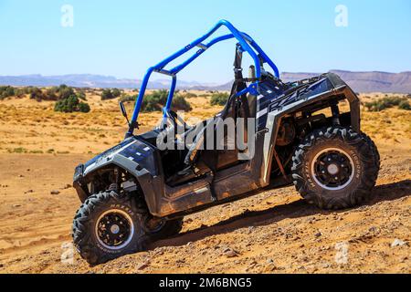 Merzouga, Maroc - 26 févr. 2016: Blue Polaris RZR 800 sans pilote dans le désert marocain près de Merzouga. Merzouga est célèbre pour ses Banque D'Images