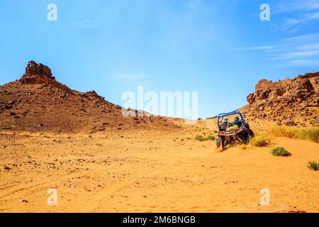 Merzouga, Maroc - 26 février 2016 : vue arrière sur le grand canyon avec le bleu Polaris RZR 800 dans le désert marocain près de Merzouga. Merzouga Banque D'Images