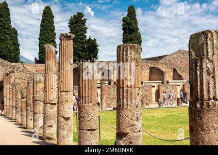 Ruines de Pompéi près de Naples, Italie. Pompéi est la ville romaine antique, point de repère mondial. Décor de gladiateurs colonnes de casernes ou Quadriporticus. Thème de Banque D'Images