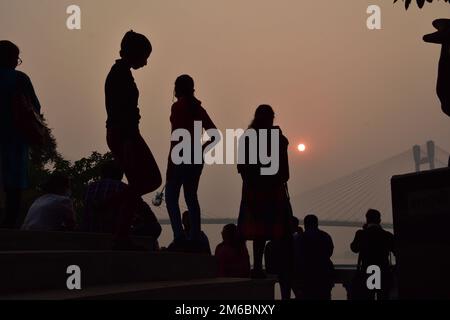 31 décembre 2022, Kolkata, Inde. Les personnes apprécient le coucher du soleil sur le pont Howrah (Vidyasagar Setu) sur le Gange. Beauté pittoresque du soleil couchant le dernier jour du calendrier grégorien de l'année 2022, le 31 décembre 2022, à Kolkata City, Inde. (Credit image: © Biswarup Ganguly/eyepix via ZUMA Press Wire) Banque D'Images