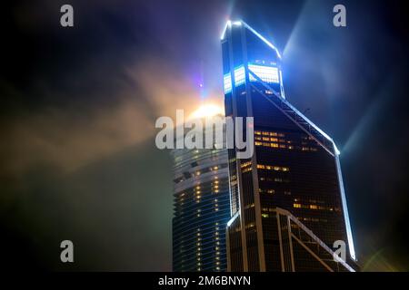 Bâtiments de Moscou-ville en construction la nuit, Moscou, Russie. La tour de Mercury City, gratte-ciel de bureau du centre d'affaires international dans l'obscurité Banque D'Images