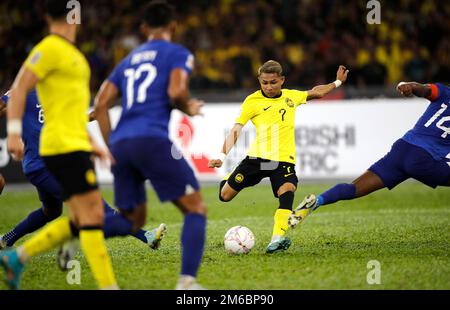 Kuala Lumpur, Malaisie. 03rd janvier 2023. Mohamad Faisal Bin Abdul Halim de Malaisie (C) en action pendant le match de la coupe Mitsubishi Electric AFF 2022 entre la Malaisie et Singapour au stade national Bukit Jalil. La note finale; Malaisie 4: Singapour 1 (photo de Wong Fok Loy/SOPA Images/Sipa USA) crédit: SIPA USA/Alay Live News Banque D'Images