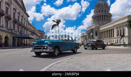 Voiture classique bleue américaine sur la rue principale de la vieille ville de la Havane Cuba Banque D'Images