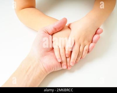 Les mains des tout-petits dans la main des pères Banque D'Images