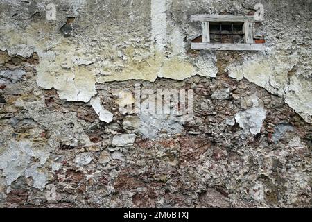 Vue rapprochée du mur en brique de plâtre qui s'émiette Banque D'Images