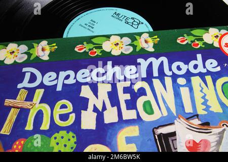 Viersen, Allemagne - 2 janvier. 2023: Gros plan de la couverture de disque de vinyle isolé de Depeche mode signification de l'amour album unique Banque D'Images