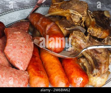 Plateau avec de délicieuses saucisses et des côtes de mouton Banque D'Images