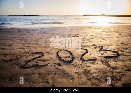 2023 écrit sur la plage au coucher du soleil, photo avec espace de copie Banque D'Images