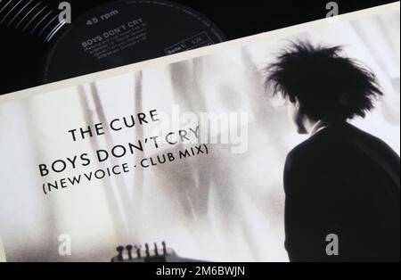 Viersen, Allemagne - 2 janvier. 2023: Gros plan de la couverture de vinyle isolé le remède maxi single Boys Don't Cry avec Robert Smith Banque D'Images