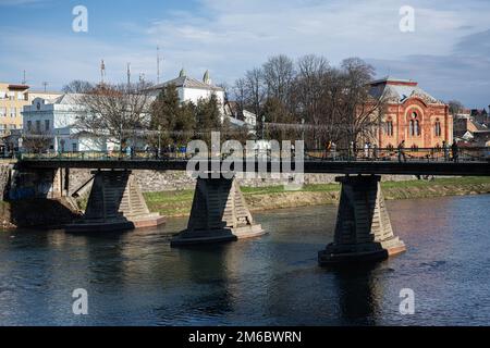 Uzhgorod, Ukraine- 2 janvier 2023 : pont sur la rivière Uzh à Uzhgorod, Ukraine. Banque D'Images