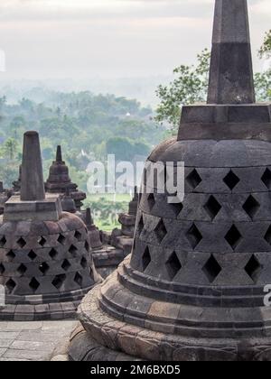 Stupas antiques au temple Borobudur près de Yogyakarta Indonésie Banque D'Images