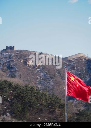 Le drapeau chinois agite devant la Grande Muraille de Chine Banque D'Images