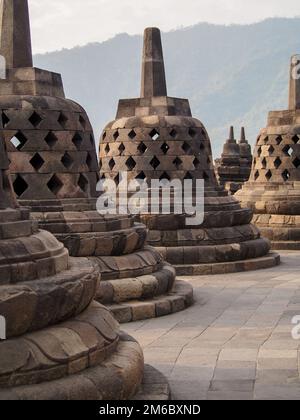 Stupas antiques au temple Borobudur près de Yogyakarta Indonésie Banque D'Images