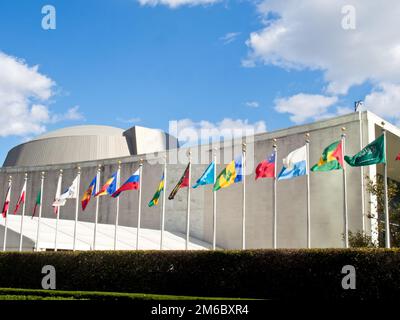 Drapeaux volant à l'extérieur du siège des Nations Unies à New York Banque D'Images