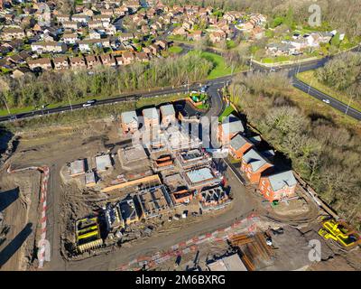 Pontypridd, pays de Galles - janvier 2023 : vue aérienne d'un nouveau développement de logements dans le village de Llantwitt Fardre à Rhondda Cynon Taf Banque D'Images