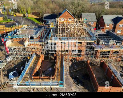 Pontypridd, pays de Galles - janvier 2023 : vue aérienne d'un nouveau développement de logements dans le village de Llantwitt Fardre à Rhondda Cynon Taf Banque D'Images