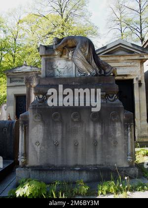 Pierre tombale sculptée au cimetière du Père Lachaise à Paris, France Banque D'Images