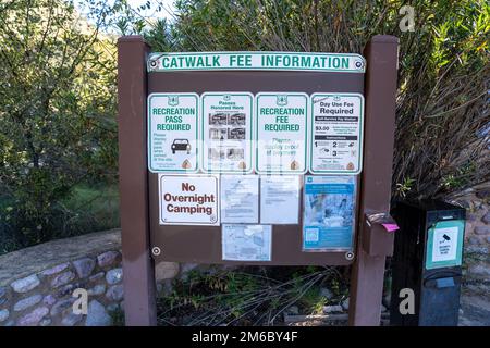 Glenwood, Nouveau-Mexique - 20 octobre 2022: Panneau d'information pour la zone de loisirs de la passerelle dans la forêt nationale de Gila Banque D'Images