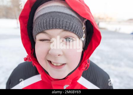 L'adolescence grimace et fait des visages Banque D'Images