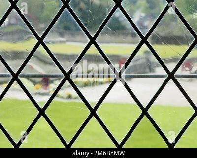 Vue sur la fenêtre à motif losanges Banque D'Images