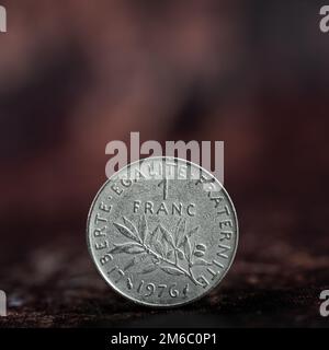 Vieux monnaie française : monnaie française d'un franc sur fond sombre Banque D'Images