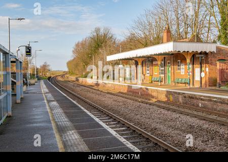 Reedham, Norfolk, Royaume-Uni – janvier 2022.La gare dans le village de Reedham, dans le parc national de Norfolk Broads.Prise de vue sur un W lumineux Banque D'Images