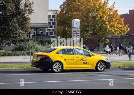 HAVIROV, RÉPUBLIQUE TCHÈQUE - 7 OCTOBRE 2022 : Toyota Corolla Sedan of Cool taxi service à Havirov Banque D'Images