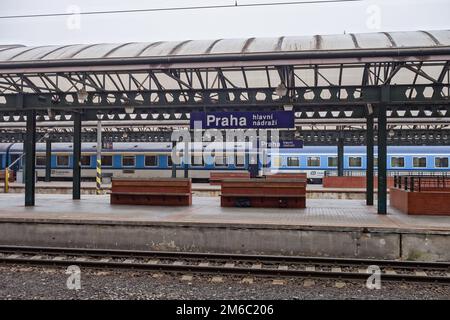 PRAGUE, RÉPUBLIQUE TCHÈQUE - 13 NOVEMBRE 2022 : Praha hlavni nadrazi (gare principale de Prague avec plates-formes vides) Banque D'Images