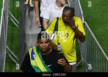 SANTOS, SP - JANVIER 2 : des cris de fan lors des funérailles de Pelé, légende du football, au stade Vila Belmiro sur 2 janvier 2023 à Santos, Brésil. La légende brésilienne du football s'est éloignée du cancer. (Photo de Leandro Bernardes/PxImages) Banque D'Images