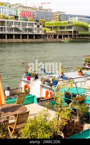 Péniche sur la seine, cité de la mode et du design en arrière-plan Banque D'Images