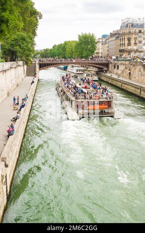 Isabelle adjani, bateau de la flotte des bateaux parisiens naviguant sur la seine Banque D'Images