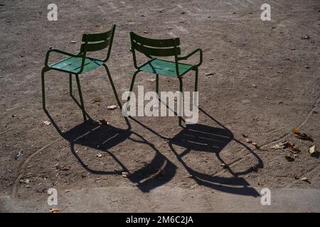 Deux chaises vertes au jardin des Tuileries, Paris, 2022. Banque D'Images