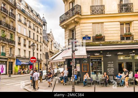 Scène de rue en face d'un café ouvert, quartier du marais Banque D'Images