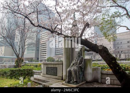 03-29-2015 Osaka, Japon. Vue fantastique sur la statue d'un homme important à Osaka sous une magnifique sakura en fleur (cerisier) Banque D'Images