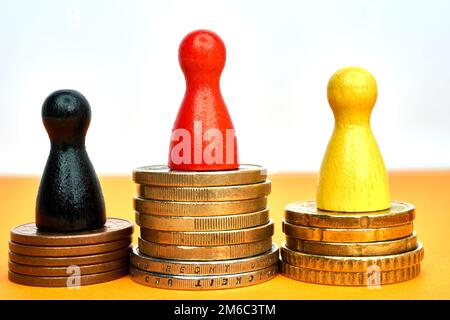 Jeu de couleurs symbolisent les chiffres gagnants un podium avec de l'argent - macro shot. Banque D'Images